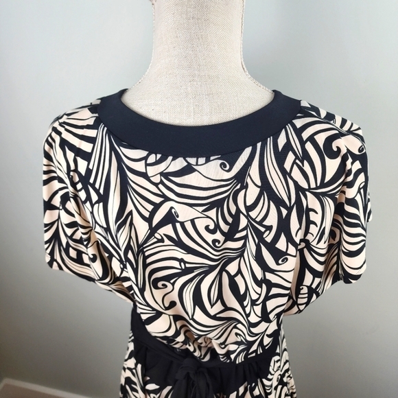 Scarlett Shift Keyhole Back Tie Abstract Tie Back Short Sleeve Dress Size 14 NWT - Picture 4 of 12